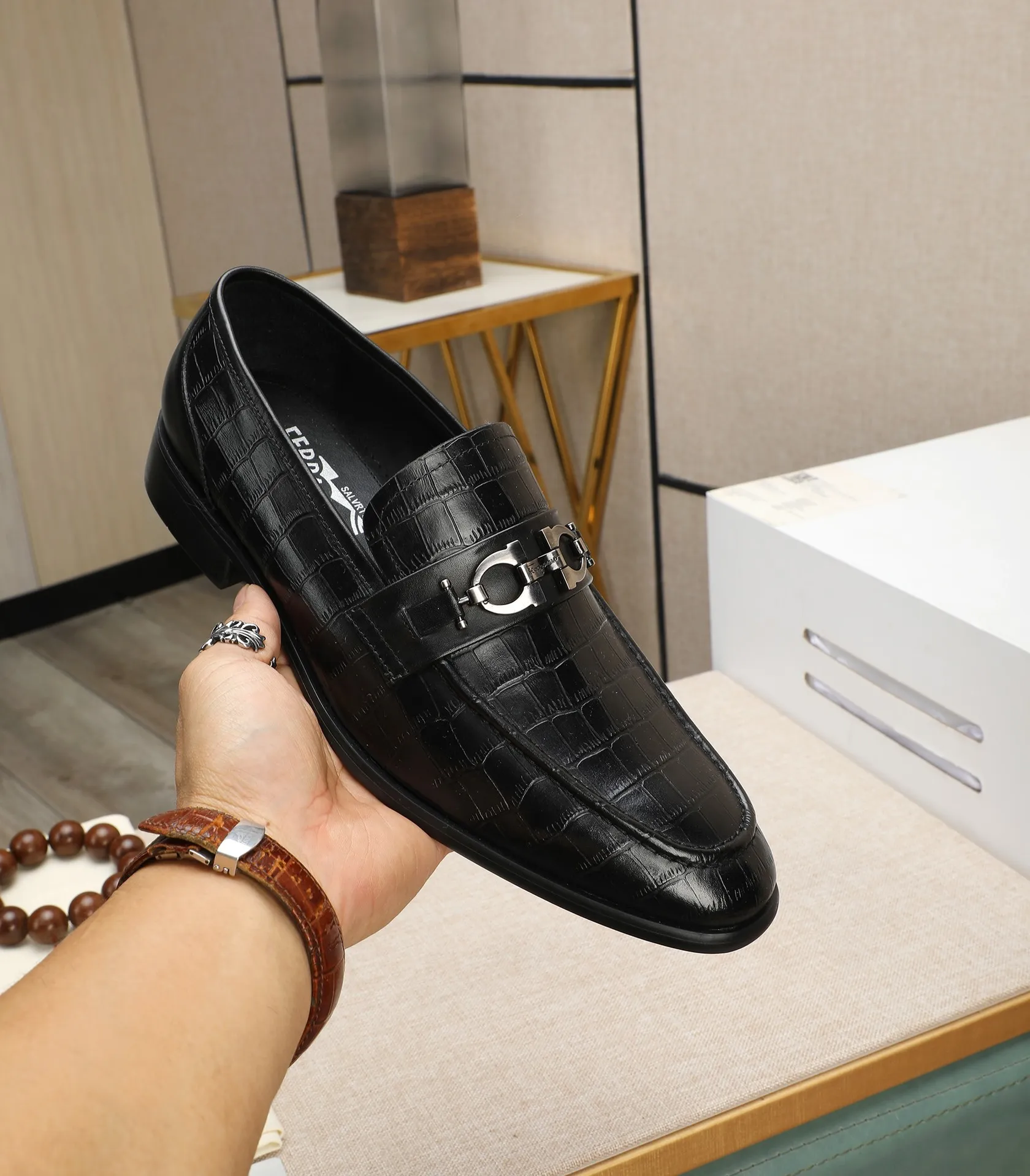 Men's shoes 💰540📛📛(water-dyed cowhide) Salvatore Ferragamo high-end (Salvatore Ferragamo) is the world's top luxury footwear brand. It comes from the fashion kingdom of Italy and is famous all over the world for its traditional handmade design and novel styles...🚶🏻🚶🏻New suit shoes are available simultaneously at the counter. This model is purely handmade. The fabric is imported from Italy's original first-layer cowhide. Soft water-dyed cowhide lining. Original authentic outsole🌀🌀Size: 38➖44 (45 customized)
